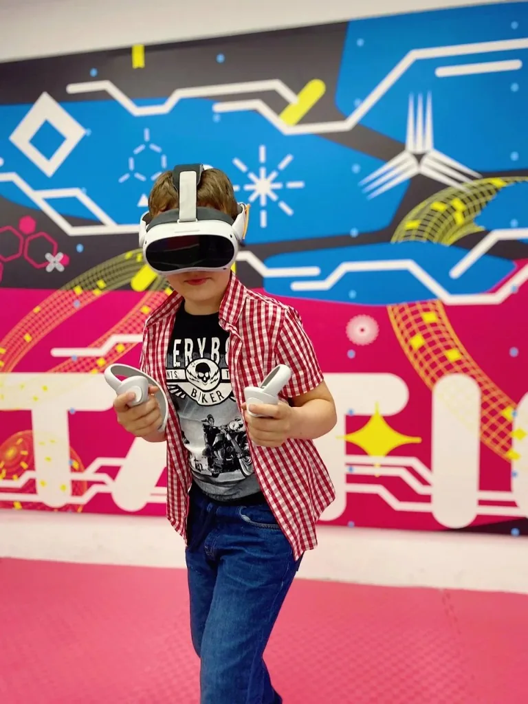 Игрок в VR-шлеме на арене WARSTATION