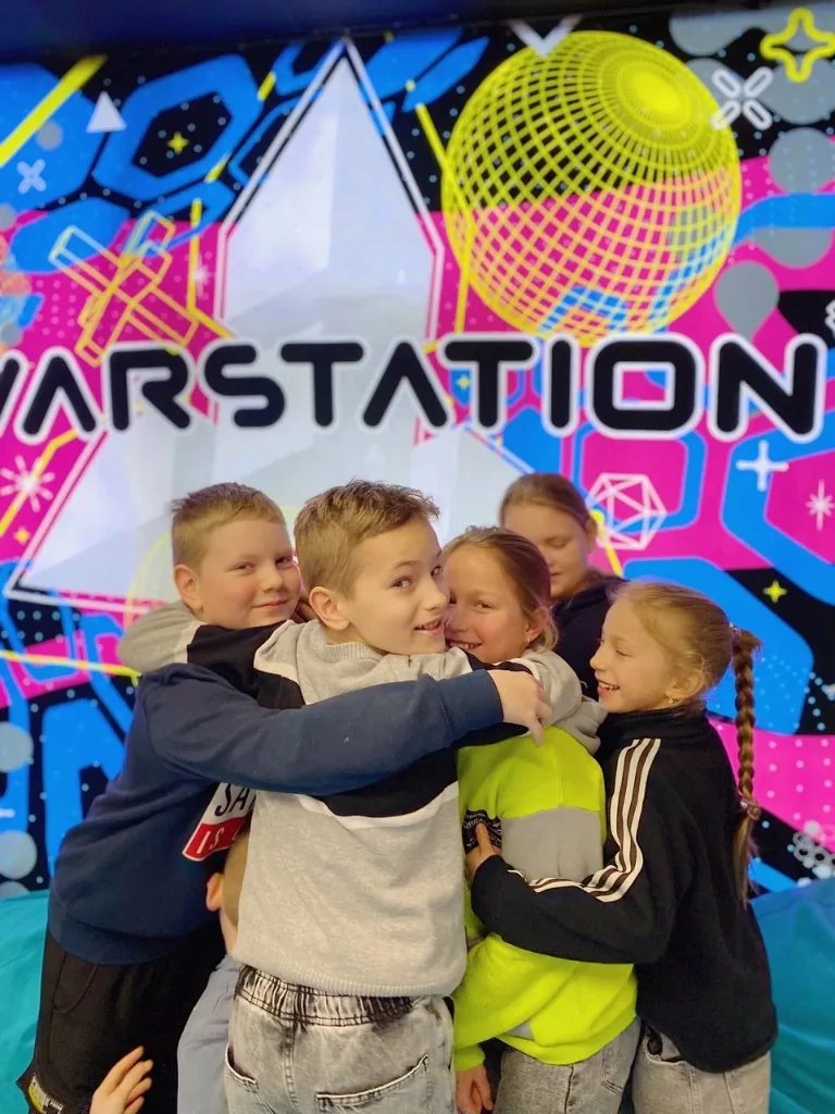 Гости на фоне стены WARSTATION